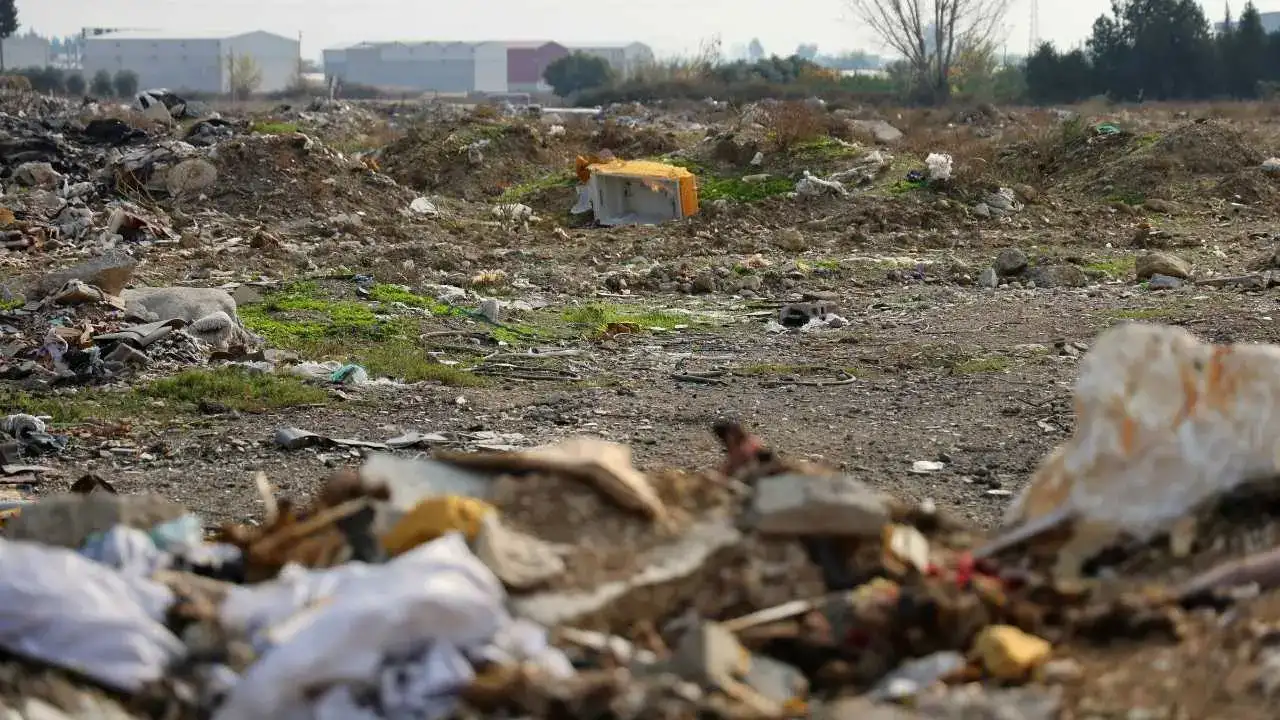 Adana’da Boş Arazi Çöplüğe Döndü: Mahalle Sakinleri İsyanda! 7